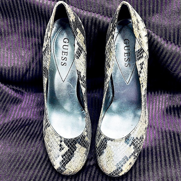 ➡️ !BOGO! ⬅️ GUESS Snake Skin Platform Pumps/ Used - Picture 12 of 15